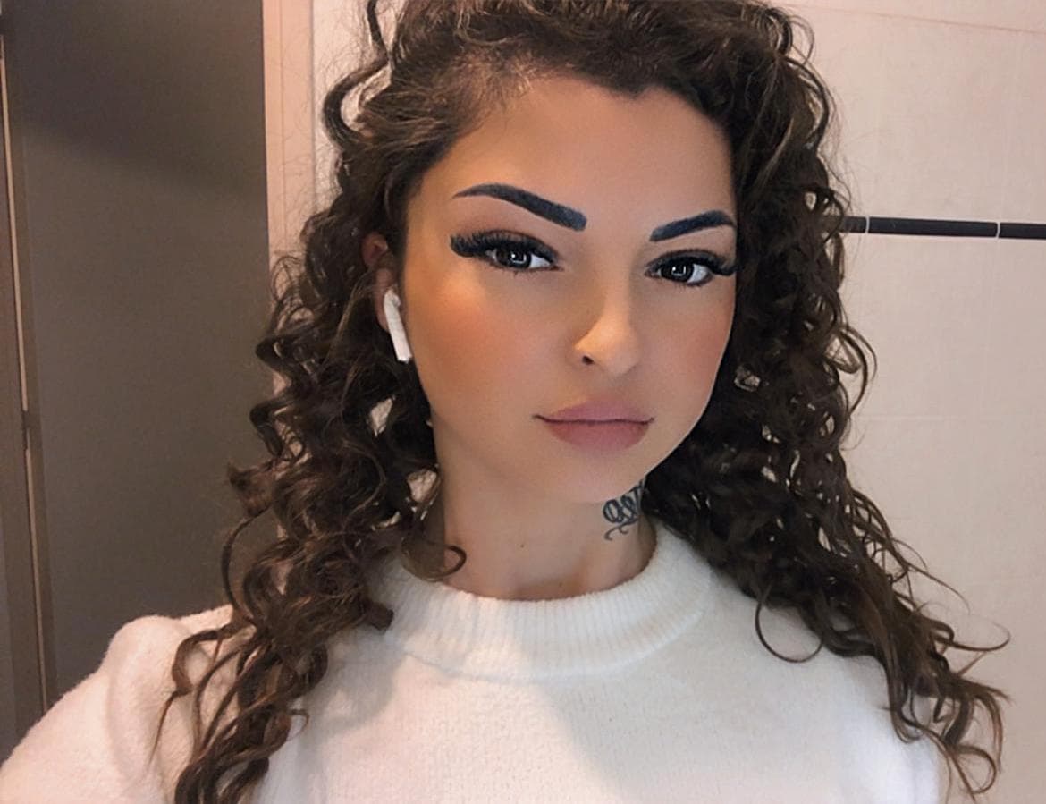 Carla en action - Application d'extensions de cils avec précision